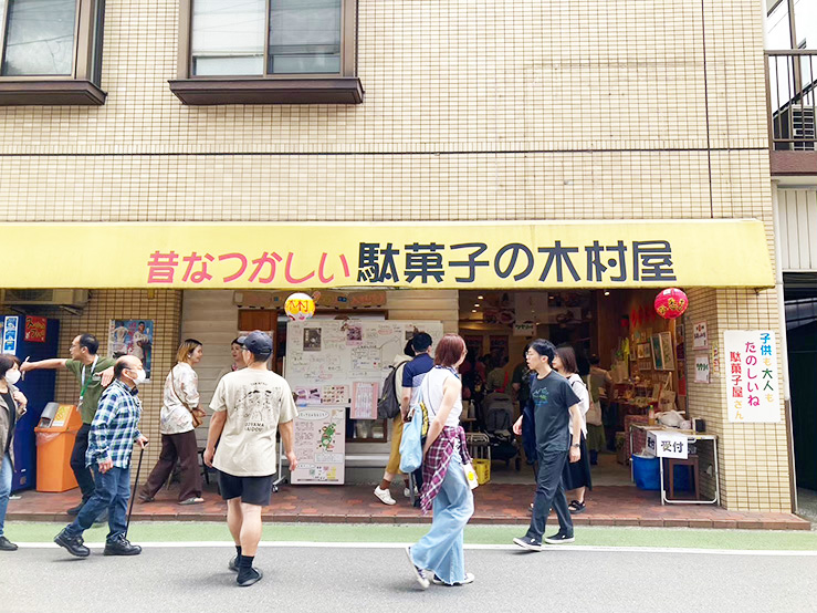 商店に人がにぎわっている